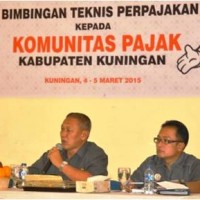 Wakil Bupati Kuningan H Acep Purnama didampingi Kadis Dispenda Kuningan Dr H Dian Rachmat Yanuar saat menjadi narasumber dalam Bimtek Komunitas Pajak Di Darma